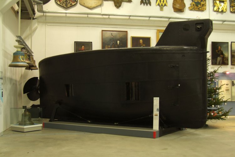 В 1851 г. баварский офицер Вильгельм Бауэр достроил подводную лодку под названием «Брандтаухер»