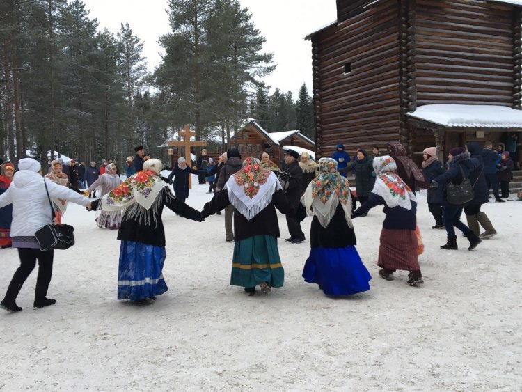 Round dance in Malye Korely. January 2019. Photo by Frolova A.V. Malye Korely Museum. Arkhangelsk region.