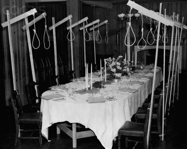 Обеденный стол обвиняемых на Нюрнбергском процессе. Германия, 1945 г. Источник: журнал "Сплетник".