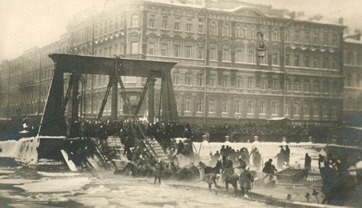 В 1905 г. рухнул Египетский мост в Санкт-Петербурге