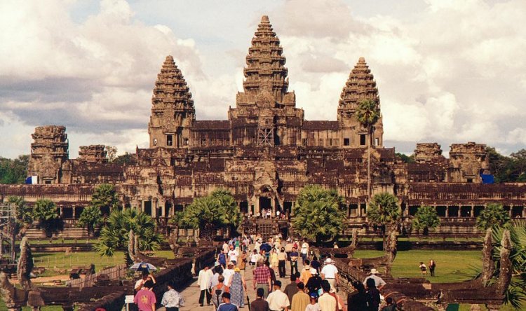 В 1861 г. открыт древний город Ангкор
