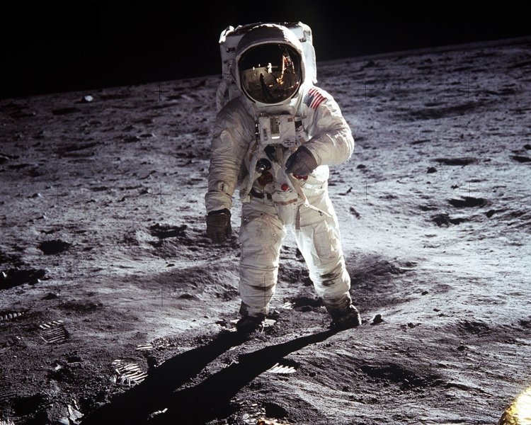 27 апреля 1972 года американские астронавты покорили высшую точку Луны